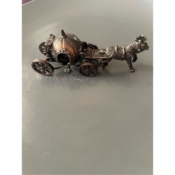 Vintage Die Cast Horse and Carriage Pencil Sharpener - Picture 2 of 3